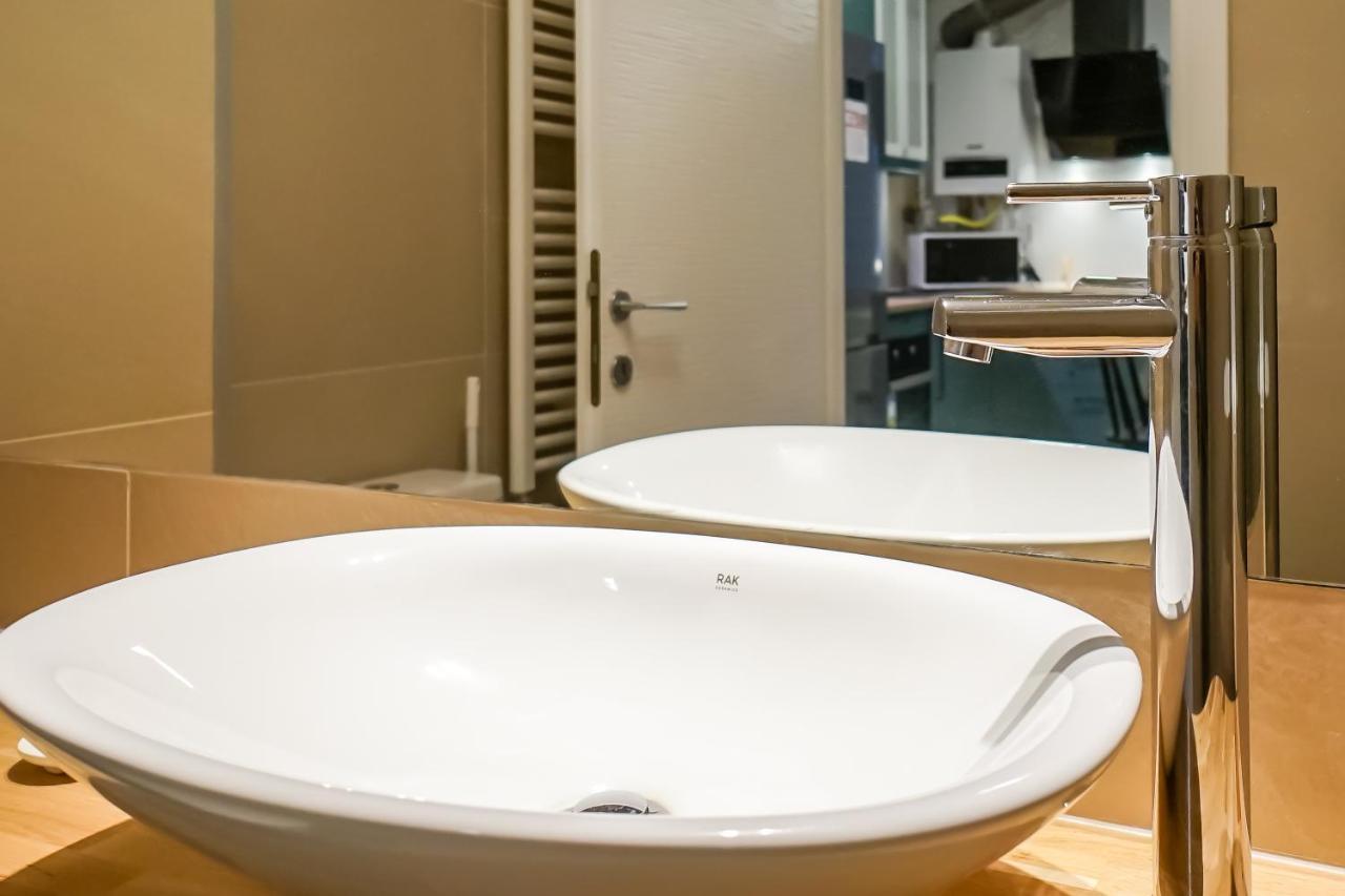 Bright Apartments Moments Away From Herastrau Park, Mall And Metro Bukarest Exteriör bild
