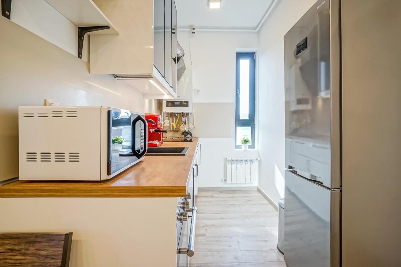 Bright Apartments Moments Away From Herastrau Park, Mall And Metro Bukarest Exteriör bild