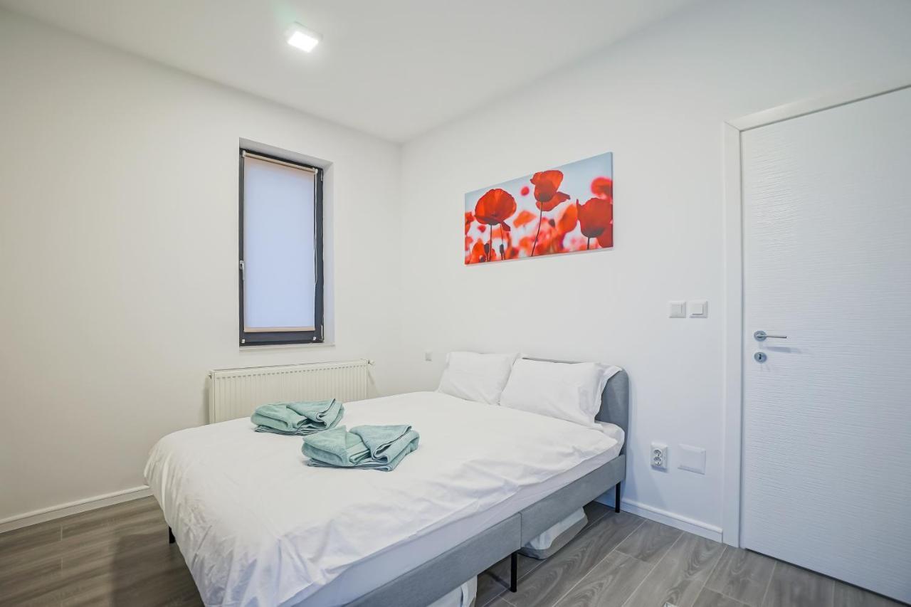Bright Apartments Moments Away From Herastrau Park, Mall And Metro Bukarest Exteriör bild