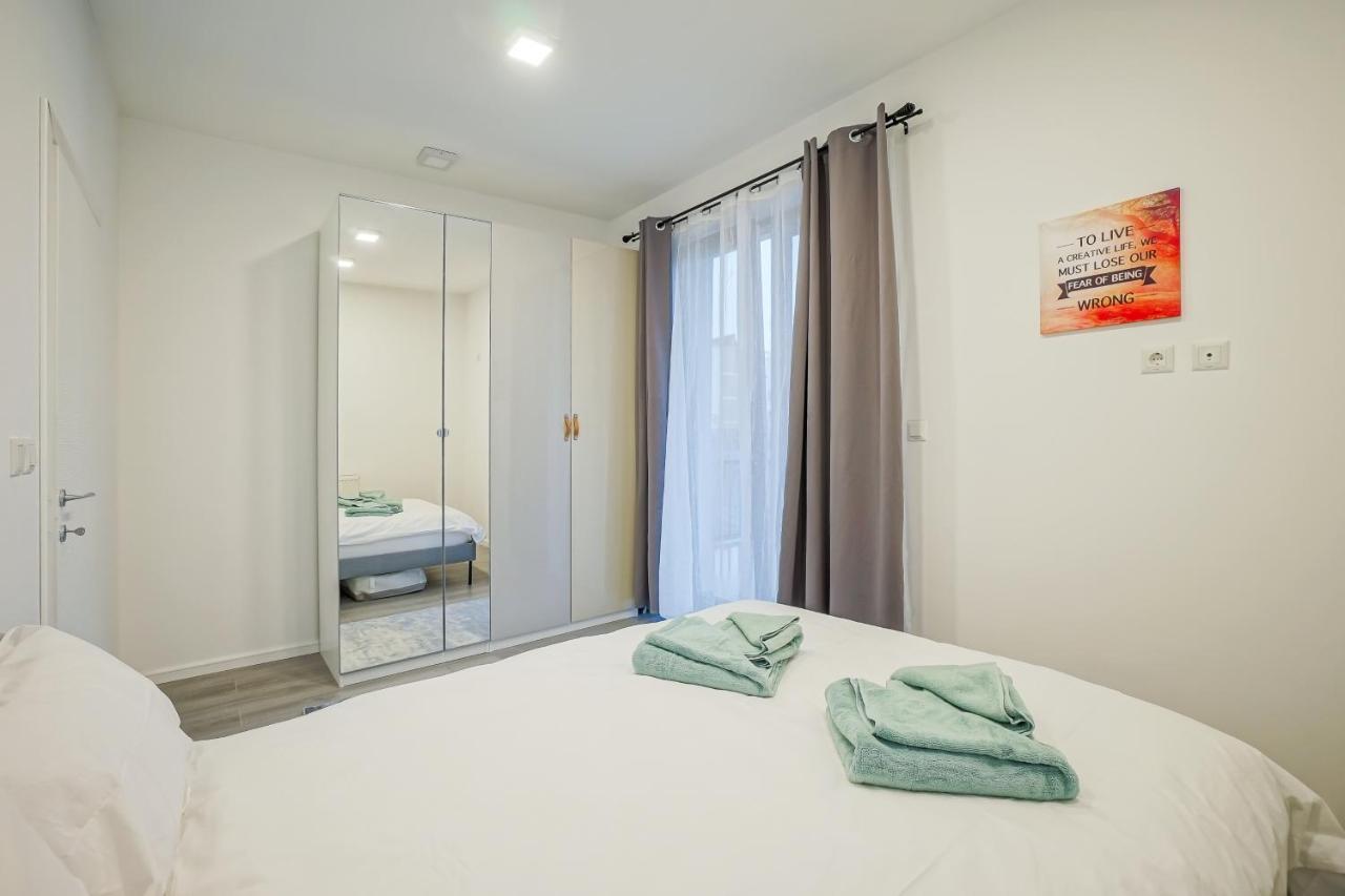 Bright Apartments Moments Away From Herastrau Park, Mall And Metro Bukarest Exteriör bild