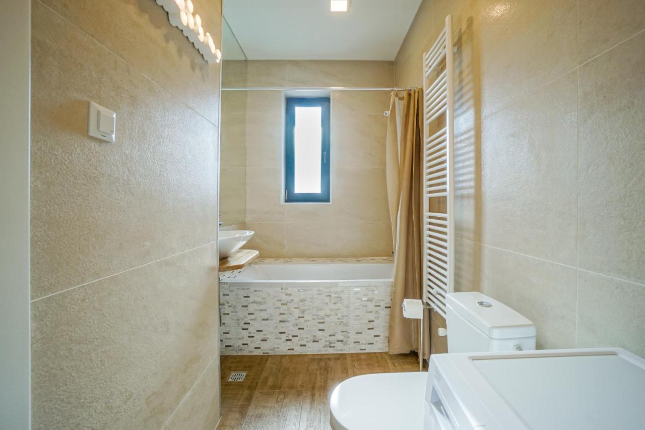 Bright Apartments Moments Away From Herastrau Park, Mall And Metro Bukarest Exteriör bild