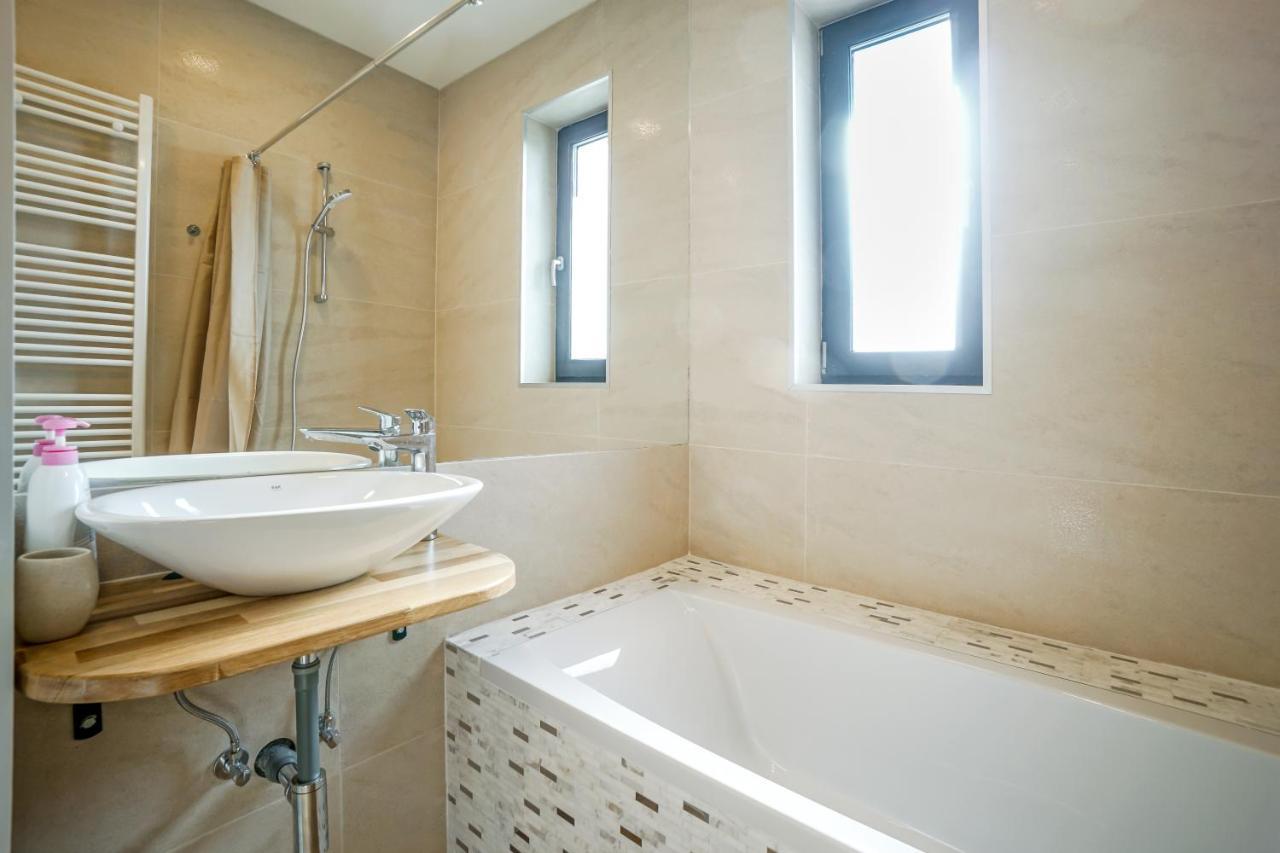 Bright Apartments Moments Away From Herastrau Park, Mall And Metro Bukarest Exteriör bild